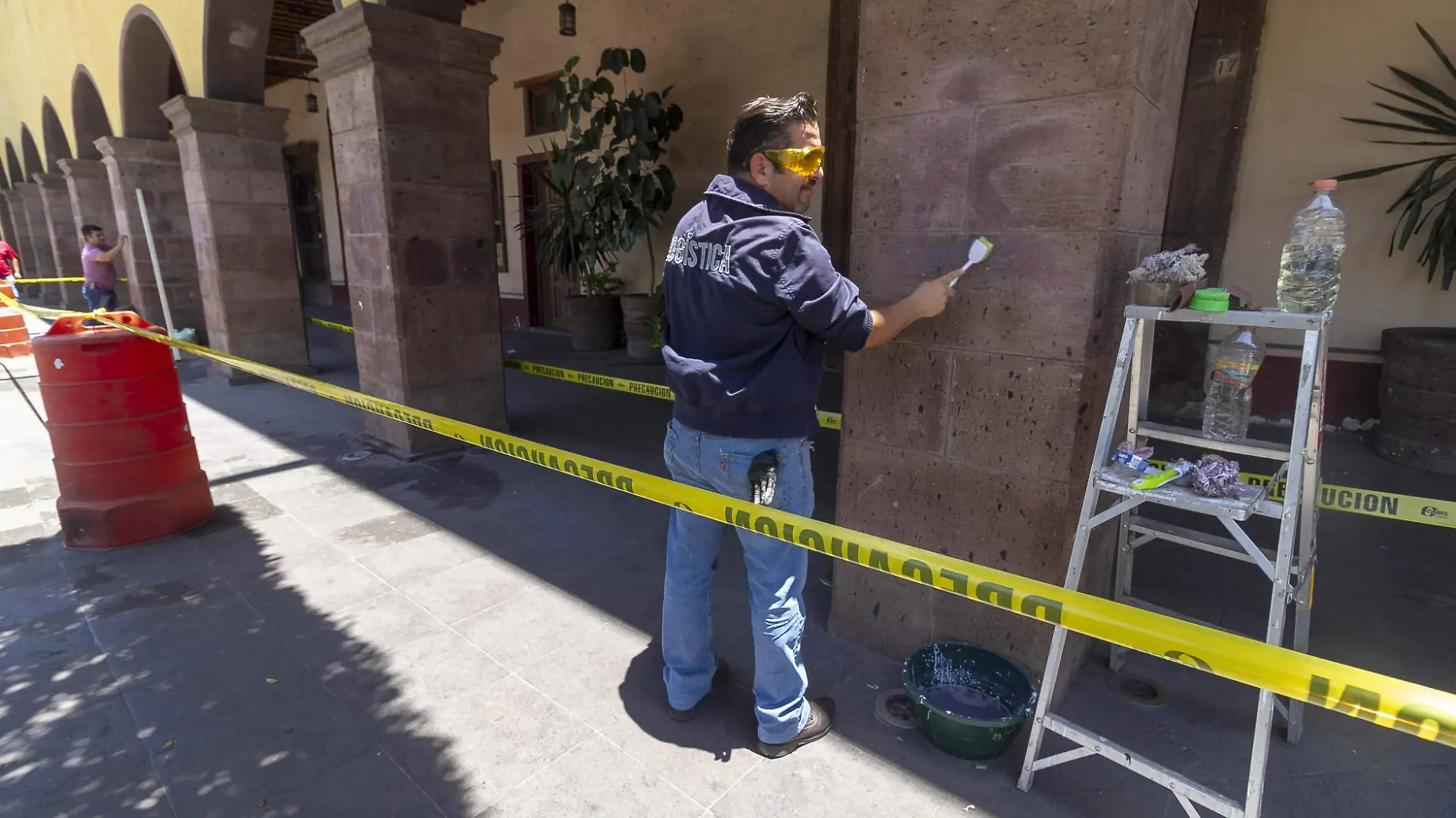 Personal repara pintas en el Portal del Diezmo.  foto César Ortiz.